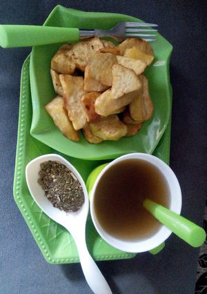 A picture of Fried sweet potatoes with black tea.