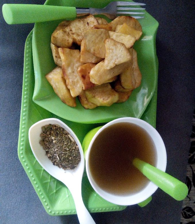 A picture of Fried sweet potatoes with black tea.
