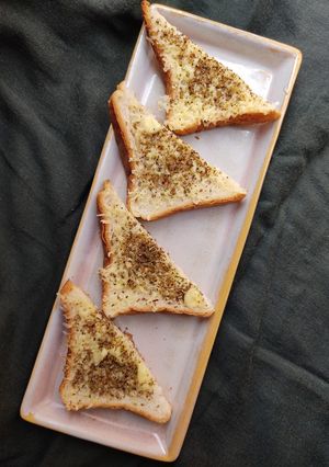 চিজি ব্রেড টোস্ট (cheesy bread toast recipe in Bengali) রেসিপির প্রধান ছবি