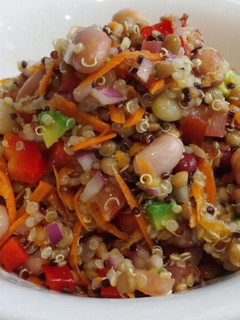 Una foto de Ensalada de 4 legumbres y quinoa