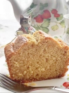 A picture of Einkorn Maple orange loaf cake.