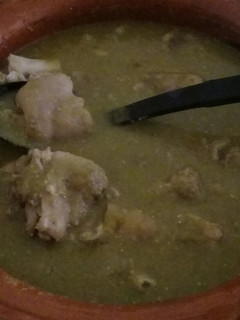 Una foto de Manitas de puerco en chile verde