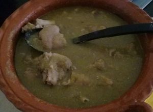 Una foto de Manitas de puerco en chile verde