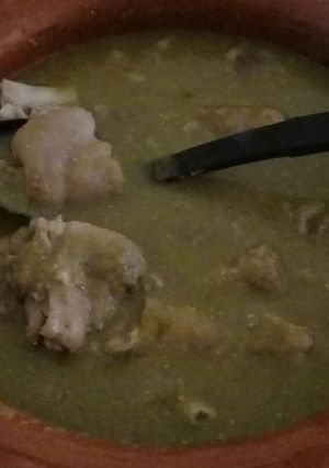 Una foto de Manitas de puerco en chile verde