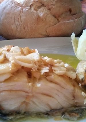Una foto de Bacalao con ajos