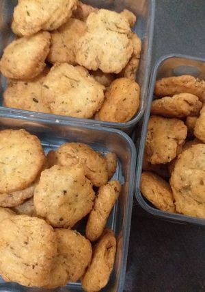 कसूरी मेथी और काली मिर्च की मठरिया रेसिपी मुख्य फोटो