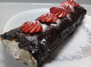 Una foto de Pionono relleno con crema y duraznos 🍑 🥛 | Riquísimo y Fácil