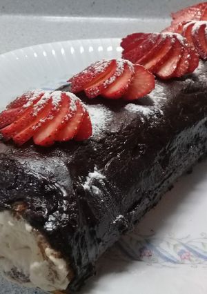 Una foto de Pionono relleno con crema y duraznos 🍑 🥛 | Riquísimo y Fácil