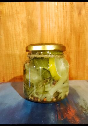 Una foto de Pickles de penca de acelga