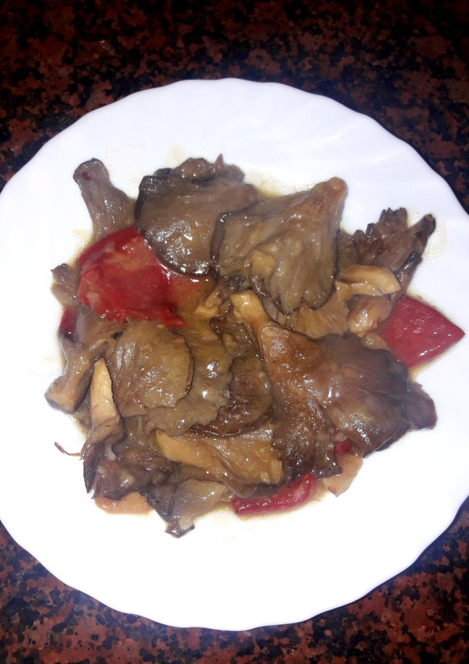 Una foto de Setas al ajillo con pimientos del piquillo
