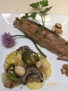 Una foto de Lomos de Atún fresco con verduras y champiñones