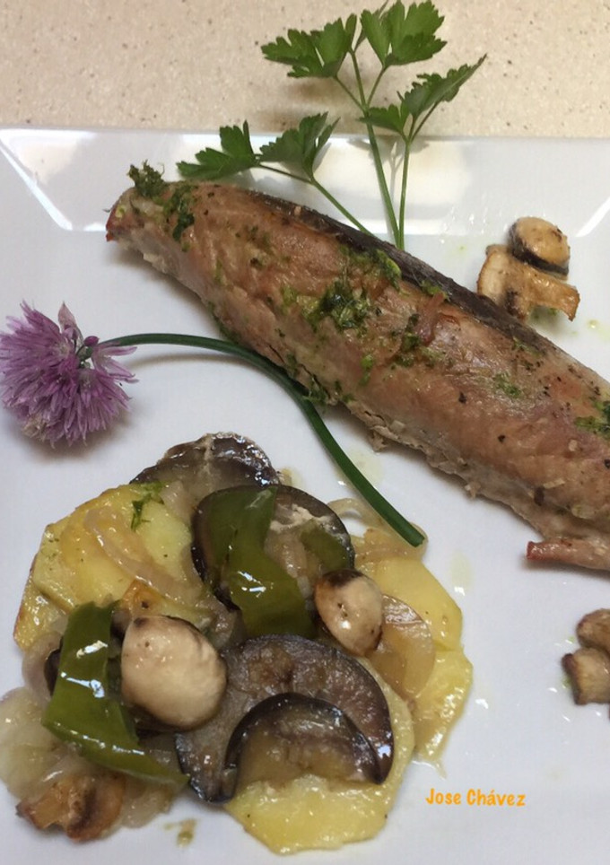 Una foto de Lomos de Atún fresco con verduras y champiñones
