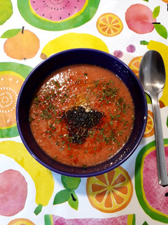 Una foto de Sopa fría de tomates y pepino con germinados y especias