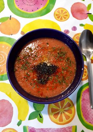 Foto principal de Sopa fría de tomates y pepino con germinados y especias