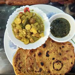A picture of Veg aloo paratha.