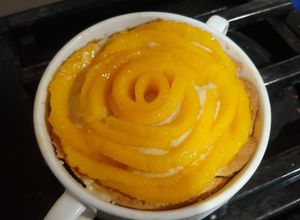 Una foto de Tarta de crema pastelera, mango y miel