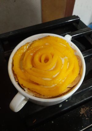 Una foto de Tarta de crema pastelera, mango y miel