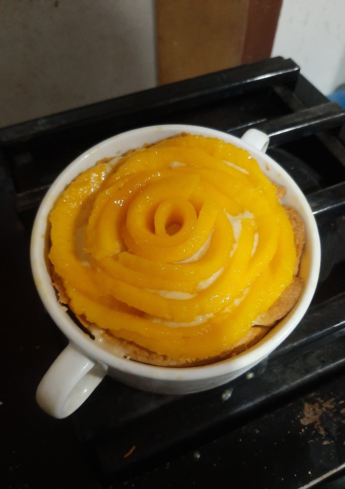Una foto de Tarta de crema pastelera, mango y miel