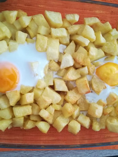 Una foto de Crujientes falsas patatas fritas, con huevo y al horno