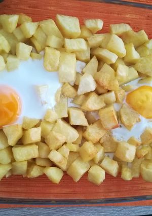Una foto de Crujientes falsas patatas fritas, con huevo y al horno