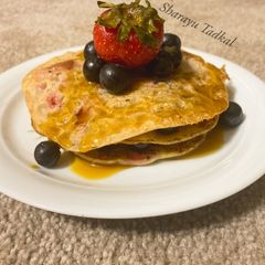 A picture of Caramelized berries pan cake.
