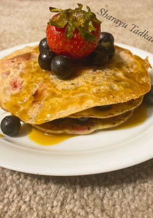 A picture of Caramelized berries pan cake.