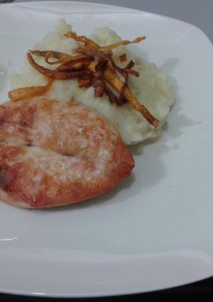 Una foto de Puré de papas con churrasquito de pollo