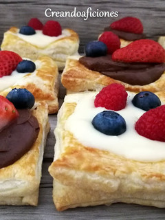 Una foto de Hojaldres con crema pastelera y crema pastelera de chocolate
