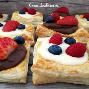 Hojaldres con crema pastelera y crema pastelera de chocolate