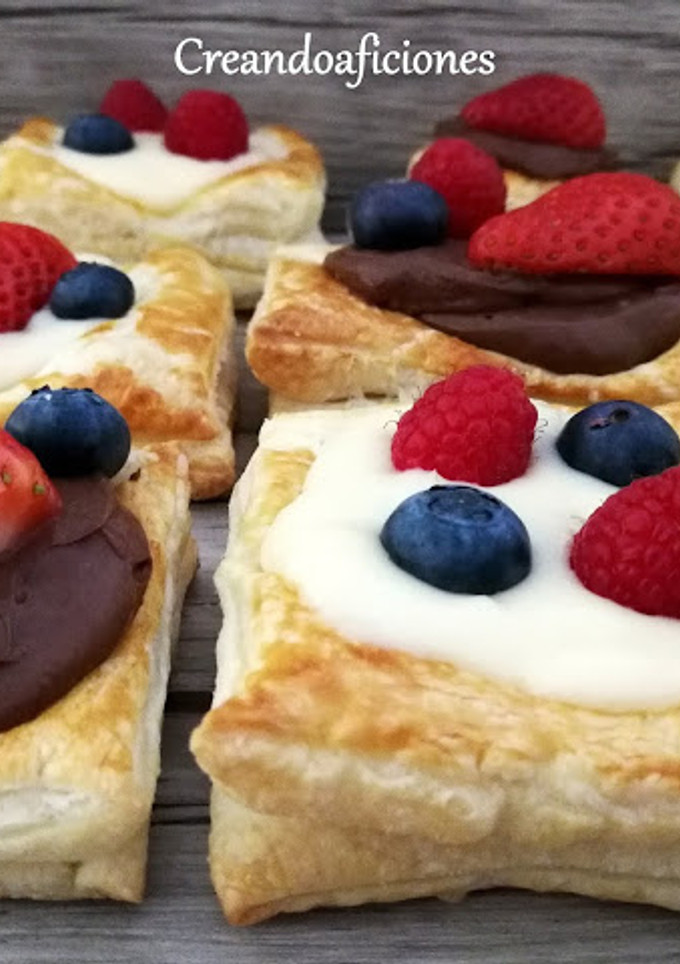 Una foto de Hojaldres con crema pastelera y crema pastelera de chocolate