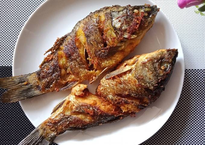 Resep Ikan mas goreng oleh debi sri astuti - Cookpad