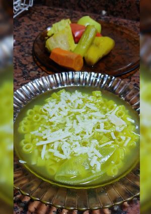 Una foto de Sopa de fideos y pollo hervido