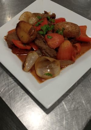 Una foto de Carne salteada con papines 🍲🍷