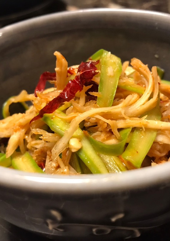这样利用剩余食材，既配出了营养，又搭出了美味 ——- 韩式泡菜酱淋 火鸡丝· 芦笋片· 豆腐 的食譜成品照片