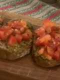 Bruschetta de Pesto e Tomate