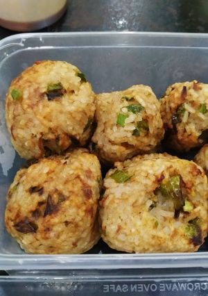 Hình của món Cơm nắm trộn cá ngừ rau củ nướng.
