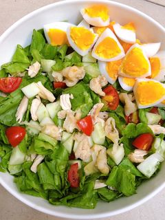 Hình của món Salad Ức gà + Chân gà rút xương.