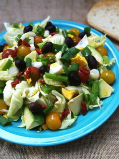 Una foto de Lechuga con huevo cocido, tomatitos cherry y bayas goji