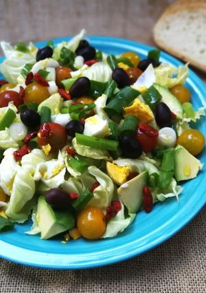 Foto principal de Lechuga con huevo cocido, tomatitos cherry y bayas goji