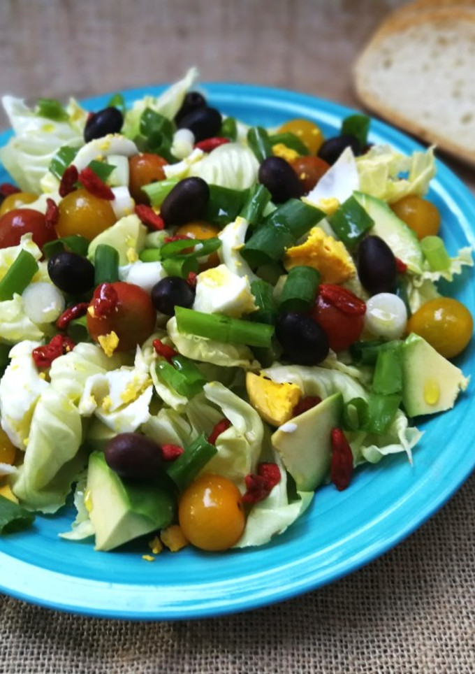Una foto de Lechuga con huevo cocido, tomatitos cherry y bayas goji