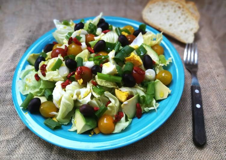 Lechuga con huevo cocido, tomatitos cherry y bayas goji