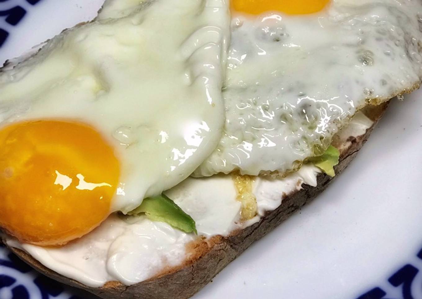 Tosta de aguacate y huevo