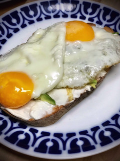 A picture of Tosta de aguacate y huevo.