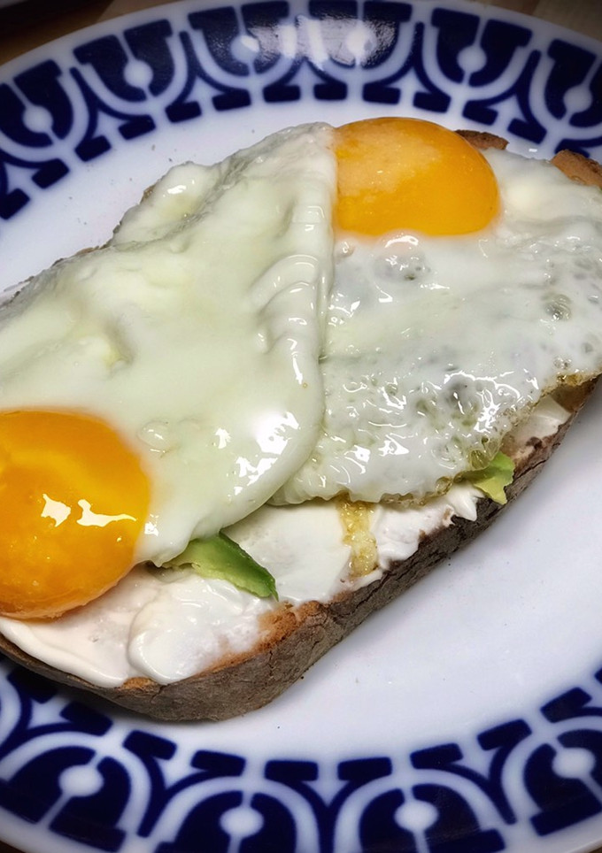 Una foto de Tosta de aguacate y huevo