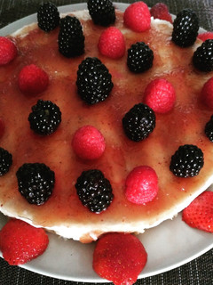 Una foto de Tarta de queso con frutos rojos
