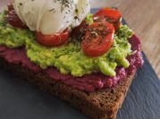 Une photo de entrée betterave avocat