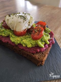 Une photo de Tartine houmous de betterave, avocat et oeuf mollet