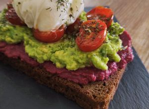 Une photo de Tartine houmous de betterave, avocat et oeuf mollet