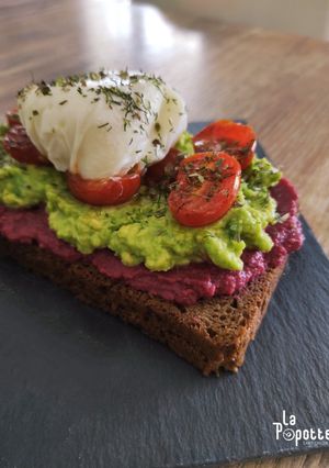 Une photo de Tartine houmous de betterave, avocat et oeuf mollet