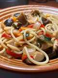 Spaghetti con verduras, salsas asiáticas y alga wakame